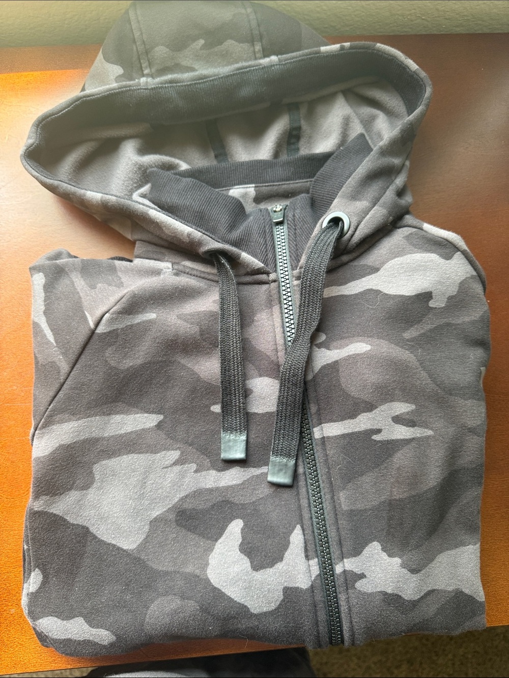 Athleta Women Activewear Triumph Printed Hoodie Black Camo Small